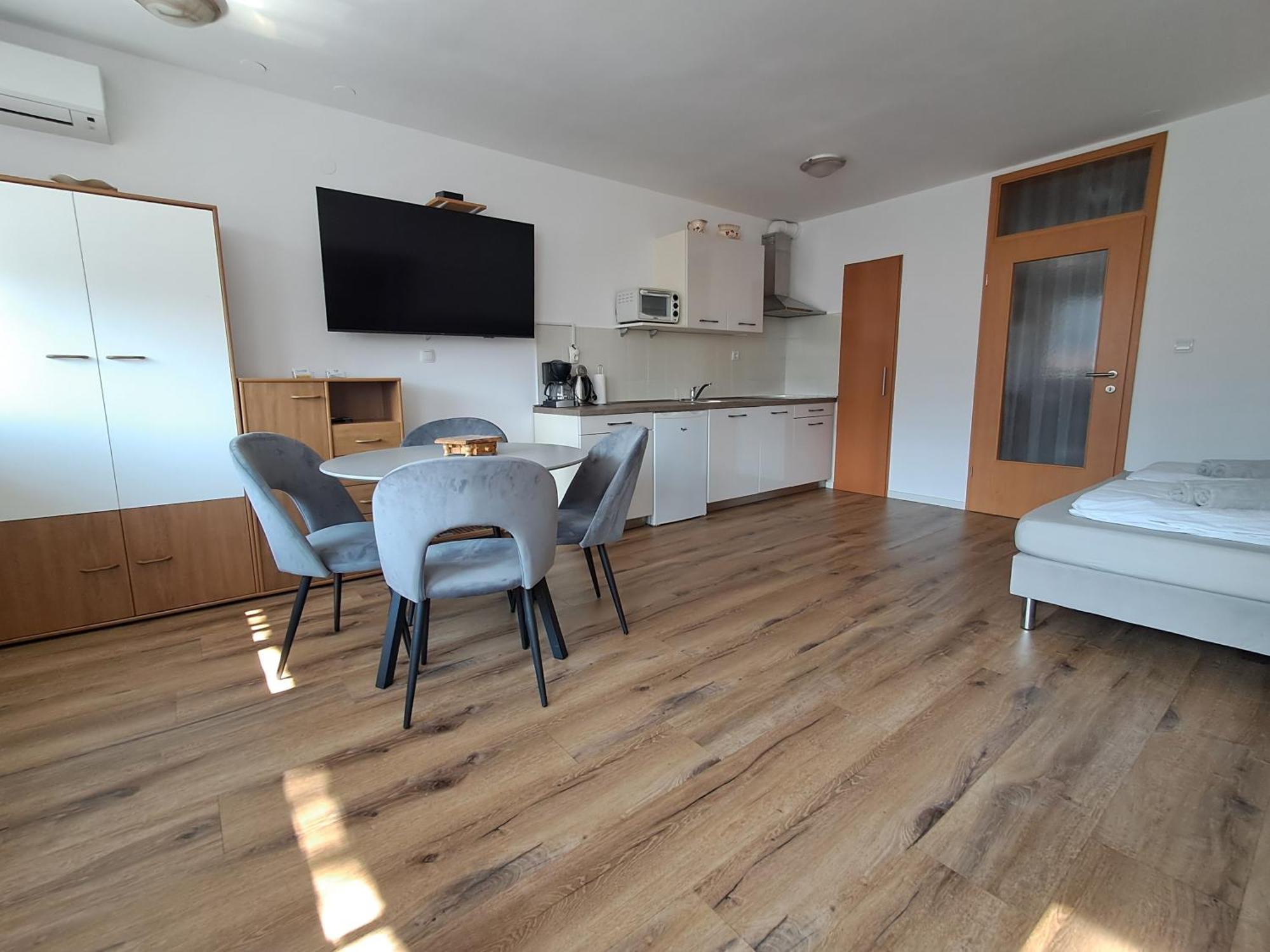 Apartment Honey Bee With Sauna โคบาริด ภายนอก รูปภาพ