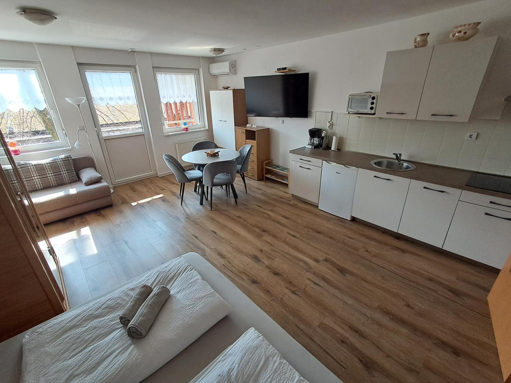 Apartment Honey Bee With Sauna โคบาริด ภายนอก รูปภาพ