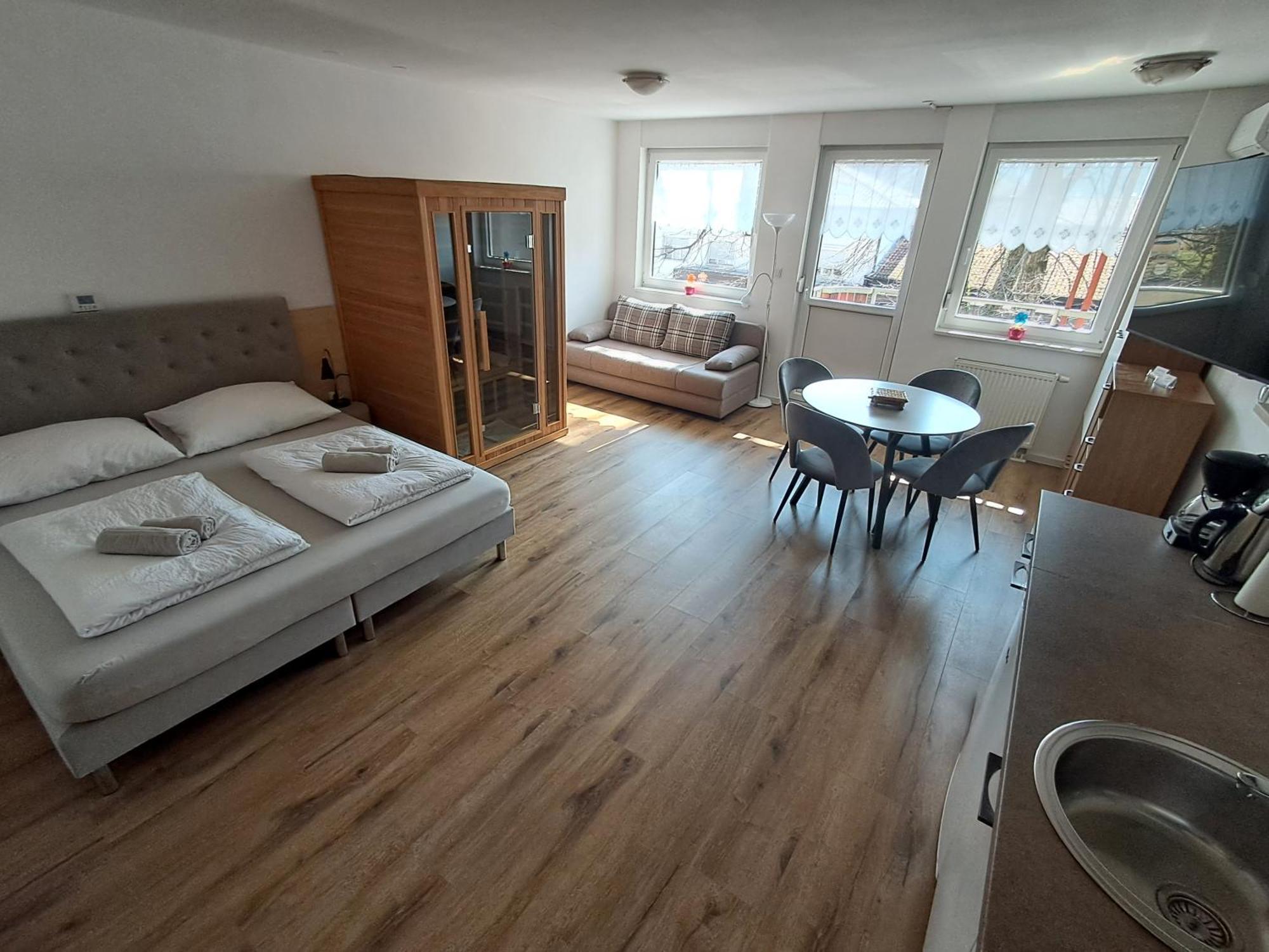 Apartment Honey Bee With Sauna โคบาริด ภายนอก รูปภาพ