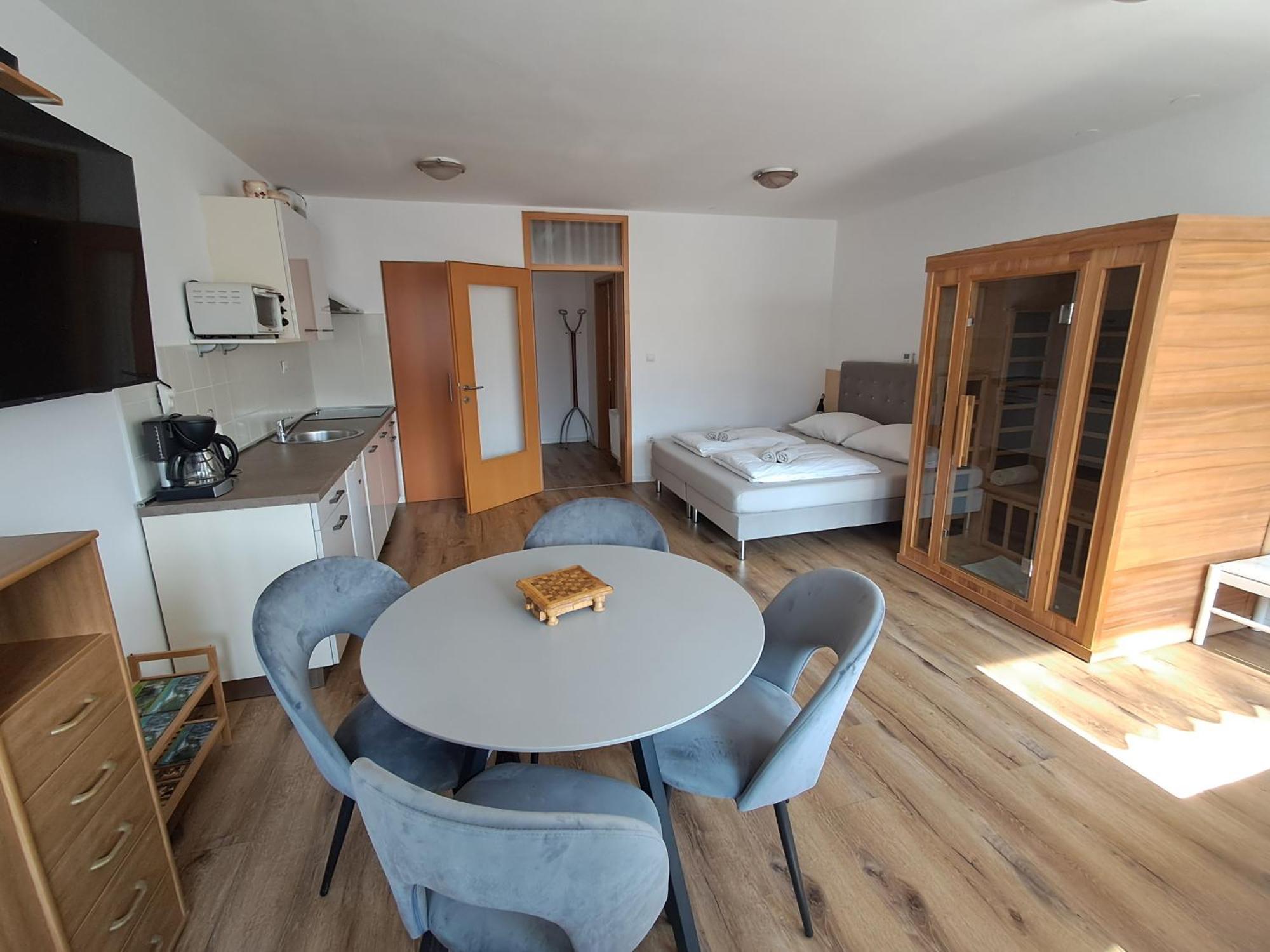 Apartment Honey Bee With Sauna โคบาริด ภายนอก รูปภาพ