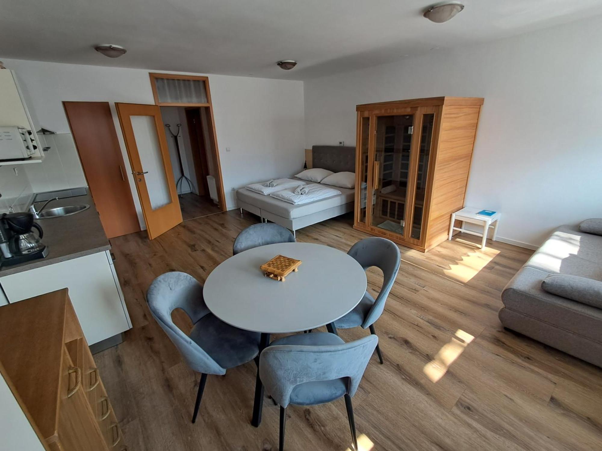 Apartment Honey Bee With Sauna โคบาริด ภายนอก รูปภาพ